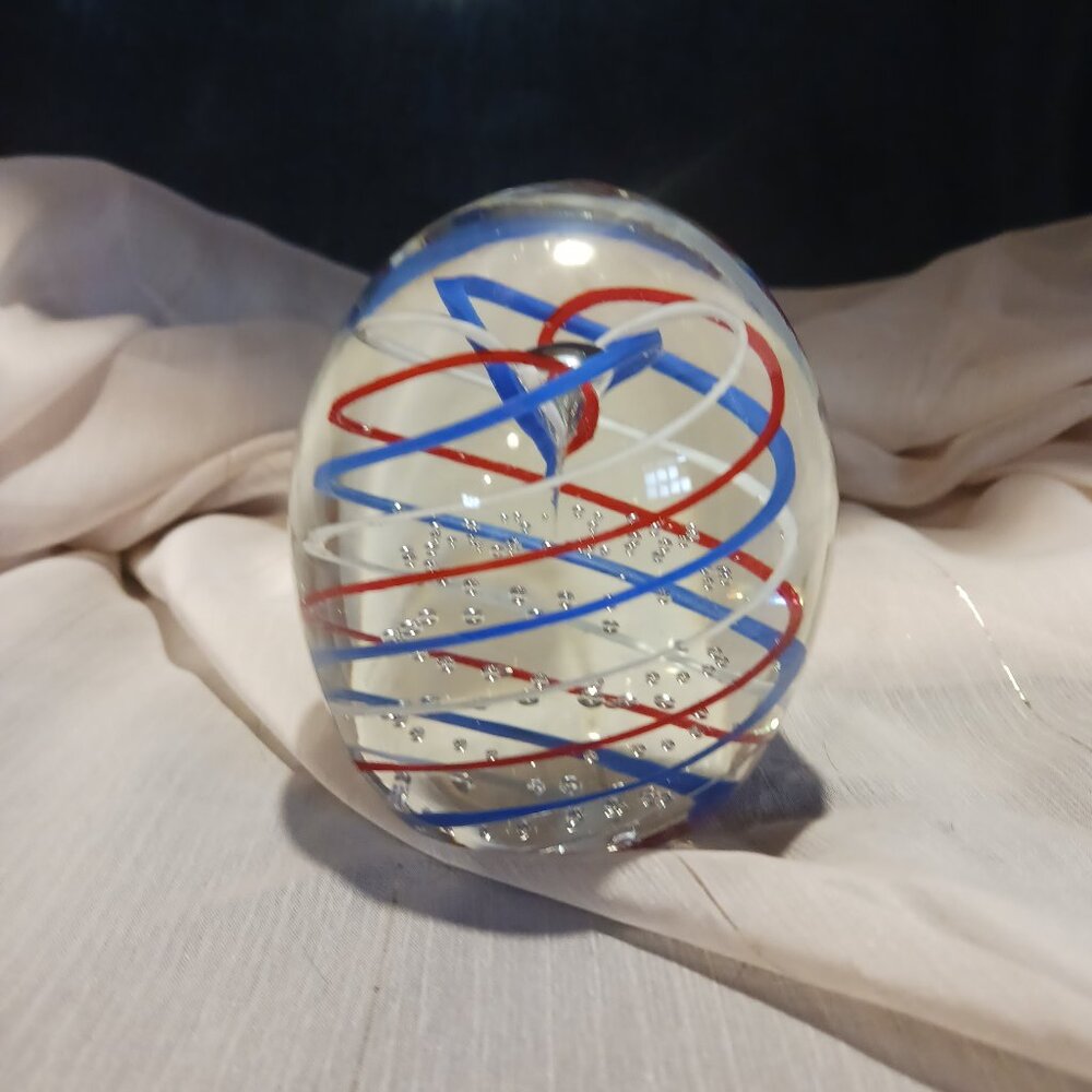 Gentile glass paper weight
